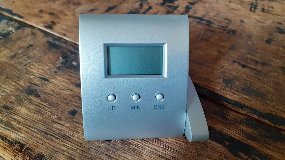 дигитален часовник за бюро и път, с будилник и лупа