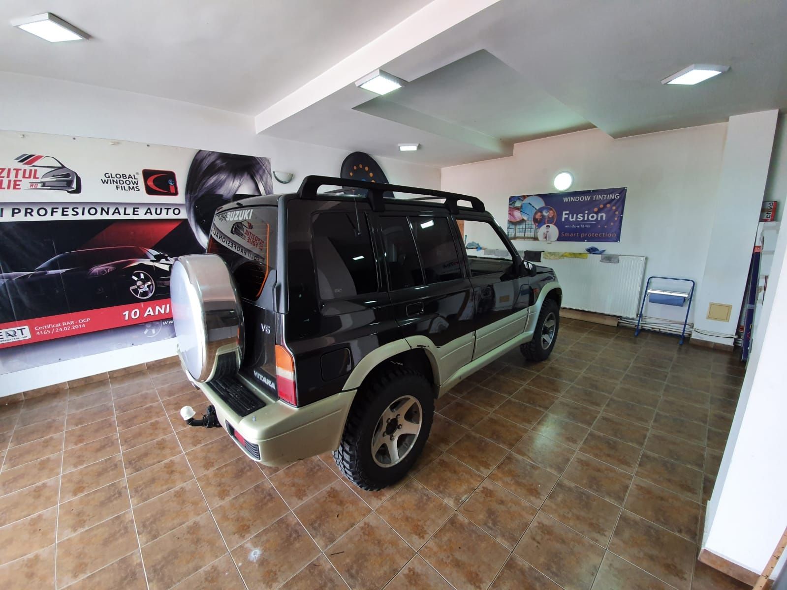 Suzuki Vitara cu extraoptiune de cort pe plafon