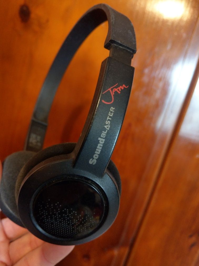 Безжични слушалки Sound Blaster Jam.