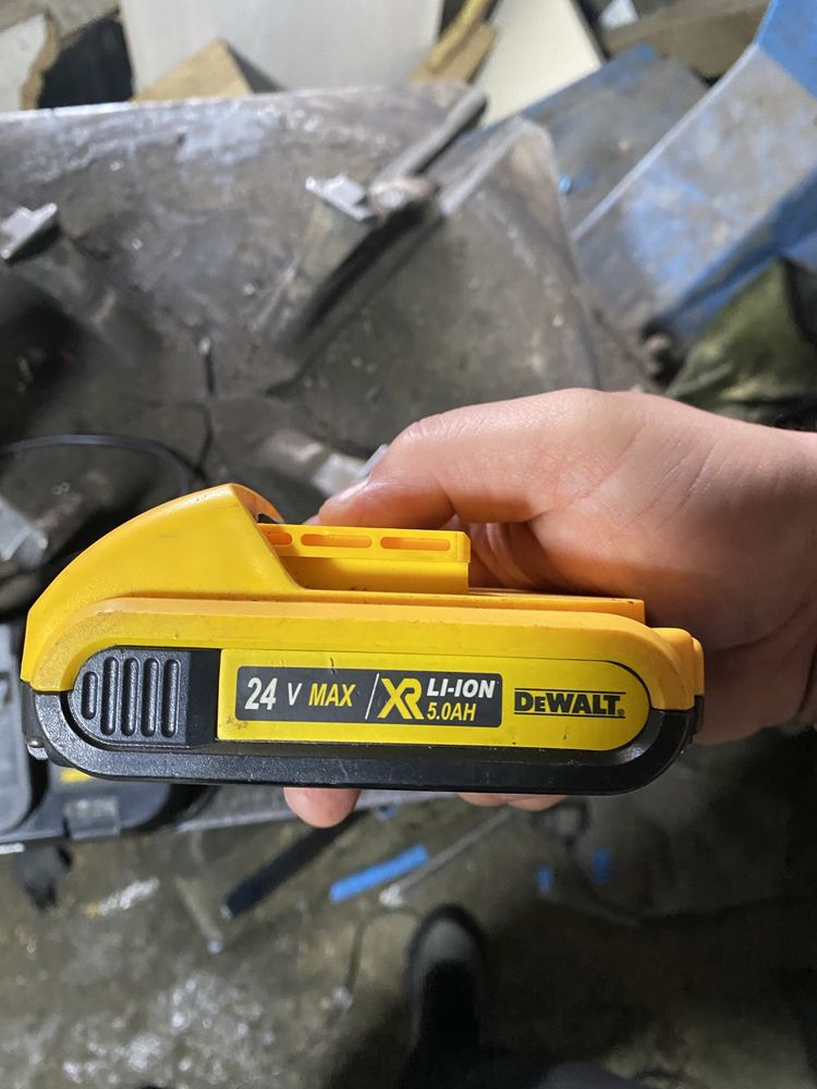 Incarcator si acumulator 5 ah dewalt