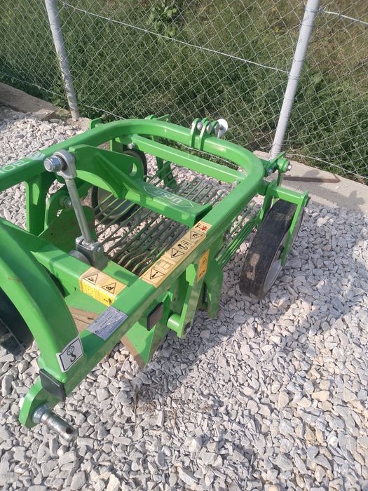 Utilaj de scos cartofi pe un rând