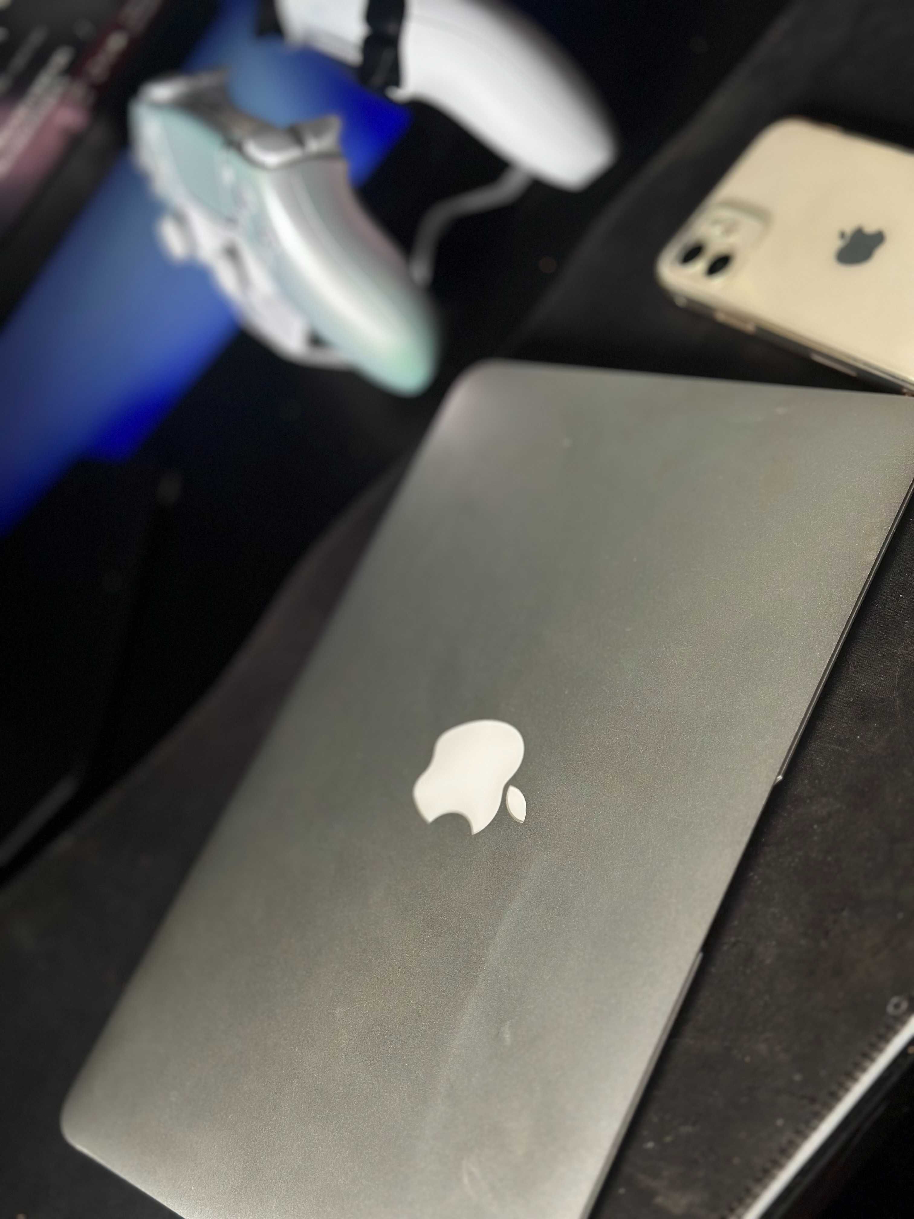MacBook Air 11" Mid 2011, 64GB, nu se aprinde