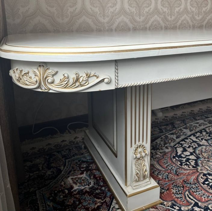 Mehmonxona, ofislar uchun moljallangan stol