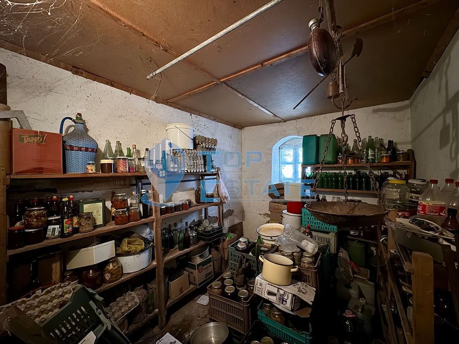 Двуетажна тухлена къща с кладенец и голям двор в село Александрово, о