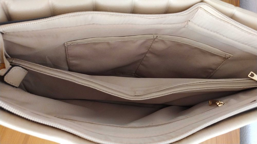 Дамска чанта в бежов цвят