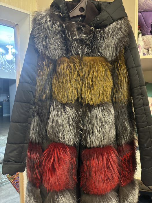 Продам шубу натуральная чернобурка со сьемными рукавами и капюшоном.