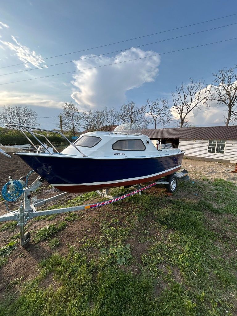 Vand barca de pescuit cu motor yamaha 40hp la prețul de €3500