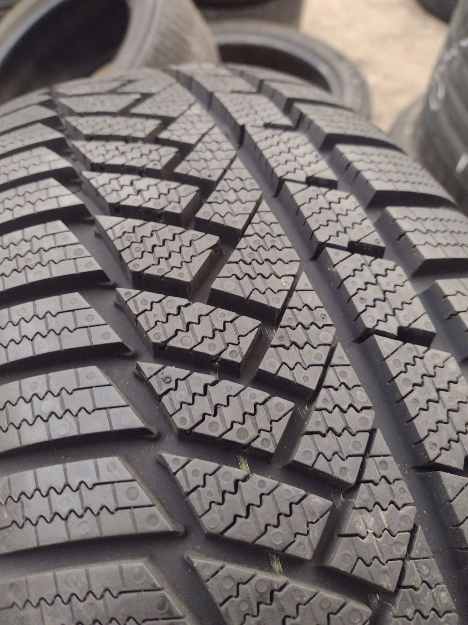 Нови 3бр.215/65/17 Continental TS850P AO dot3022