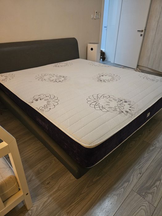 Спалня с матрак и нощни шкафчета