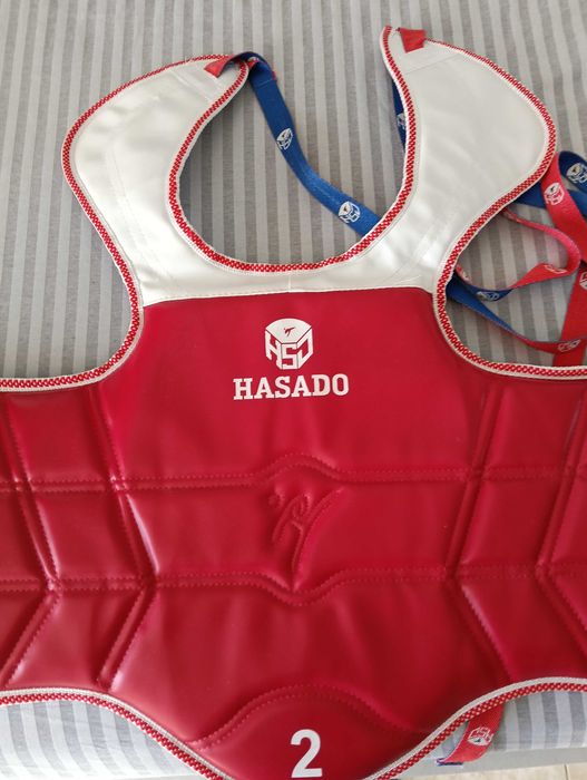 Продавам нагръдник и екип за таекуондо