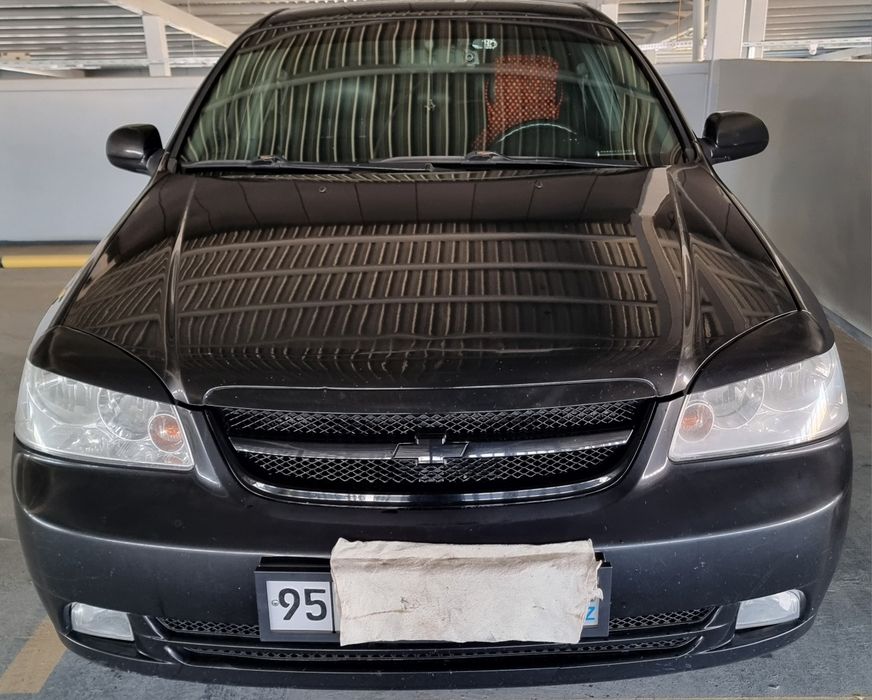 Lacetti 1.8 sotiladi