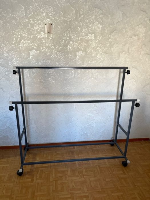 Продам вешалку напольную в хорошем состояний, поднимается и спускается
