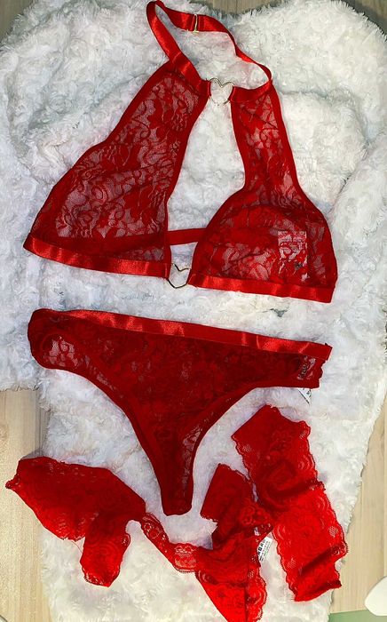 Set lenjerie sexy: sutien, chiloti si portjartier cu detaliu inima