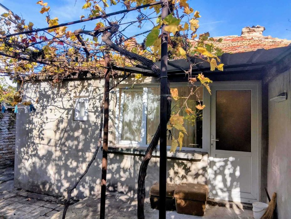 къща с дворно място