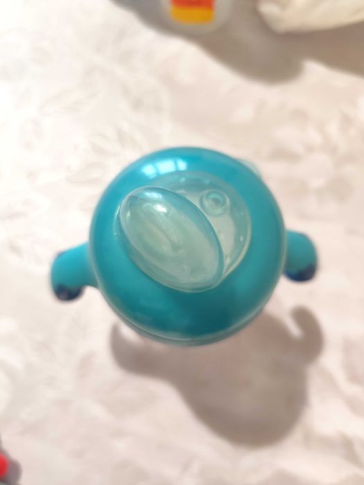 Шишета и неразливащи се чаши