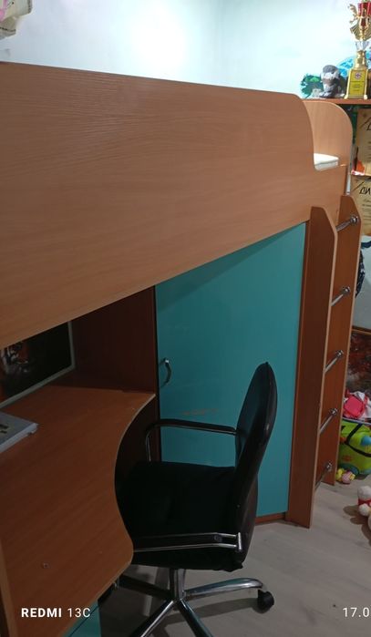 Кровать и рабочий стол