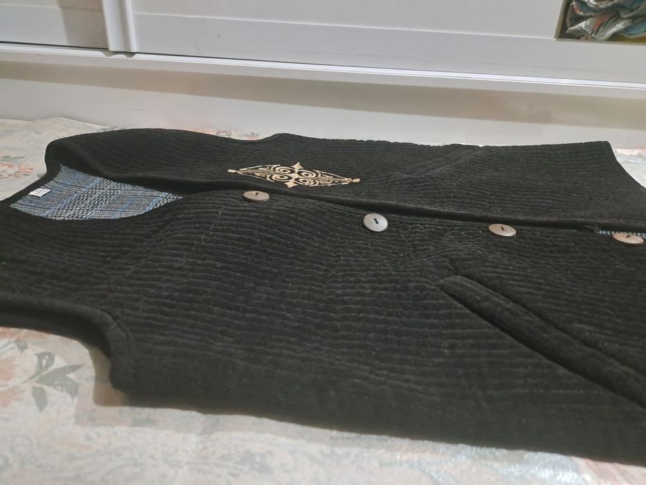 Продаётся мужская жилетка-камзур