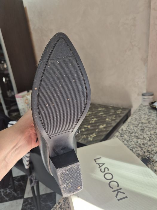 VIND GHETE DAMA NR 41 în stare foarte bună sunt din piele naturala.