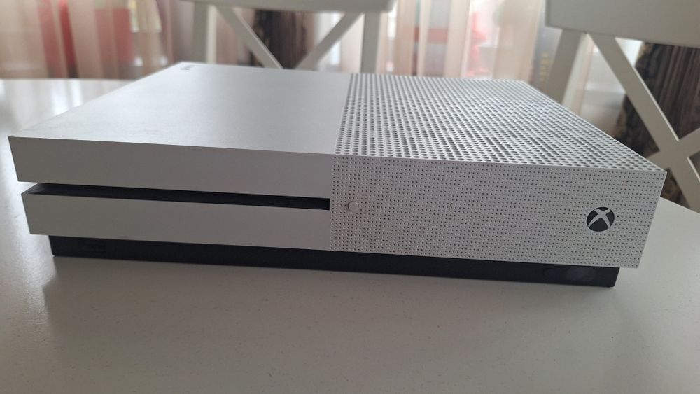 Xbox one s 512gb + controller + jocu. Preț fix. ri