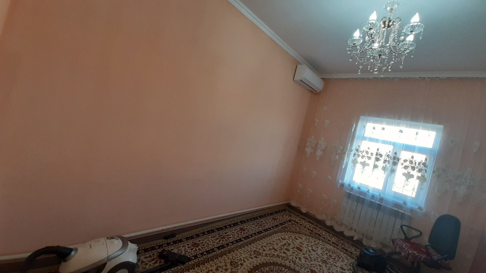 Қоршалған,  5 бөлмелі үй, есік алды стяжка, сарай бар,