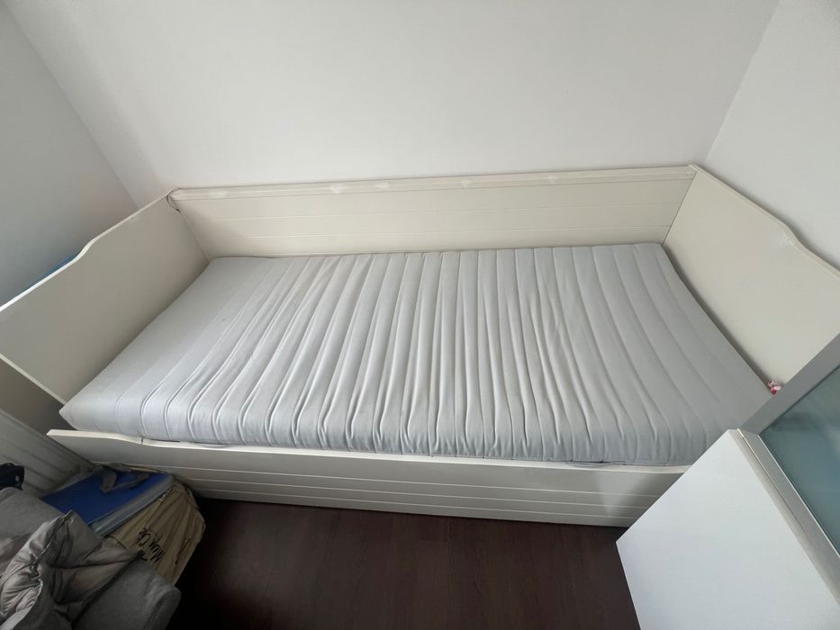 Pat alb care se poate strânge