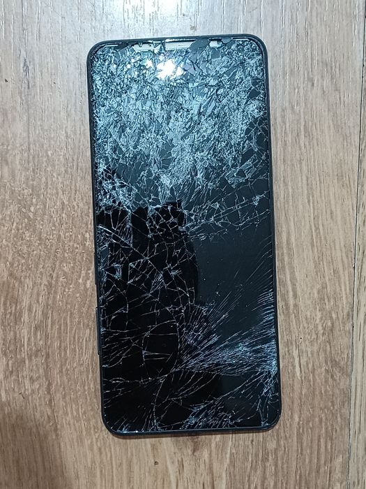 ZTE Blade V40 cu displayul spart. Placa este ok