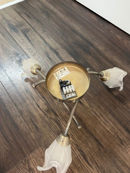 Продавам лампа за таван