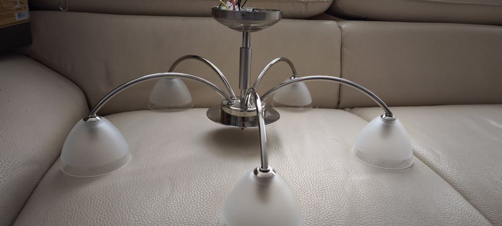 Полилей с пет крушки.
Перфектно състояние, неразличим от нов.
Комплект