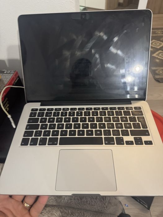 Macbook pro retina display 2015 cu bateria defecta