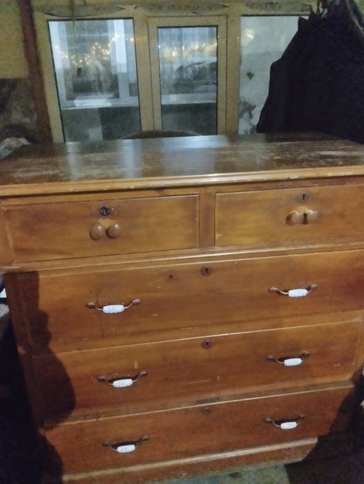 Продам комод за 20 тыс. . Тумбочки по 5 тыс.