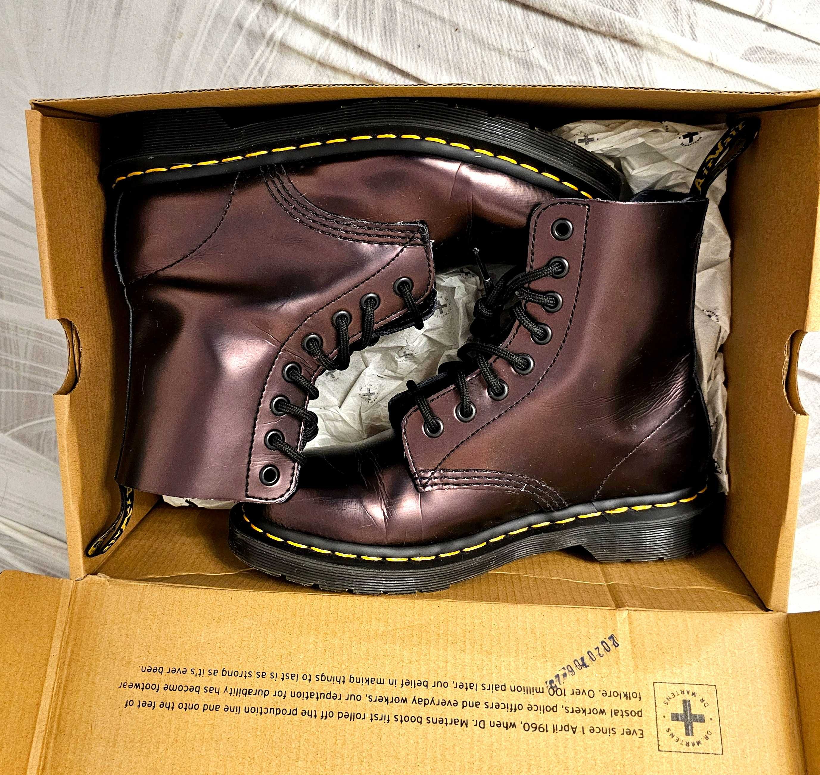Bocanci Dr Martens Red Chroma piele  220 lei