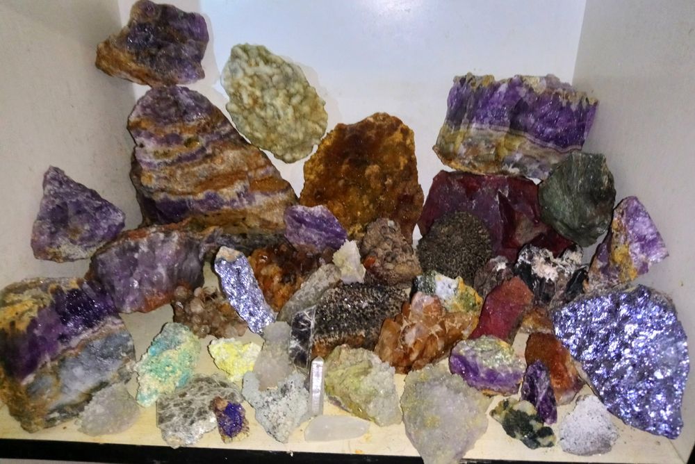 Лот колекция минерали от България аметист кварц кристали друза яспис