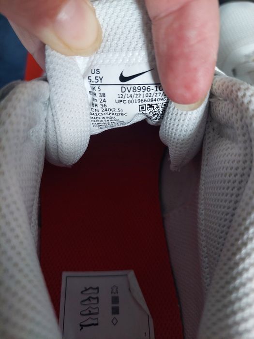 Vând adidasi Nike Team Hustle D11