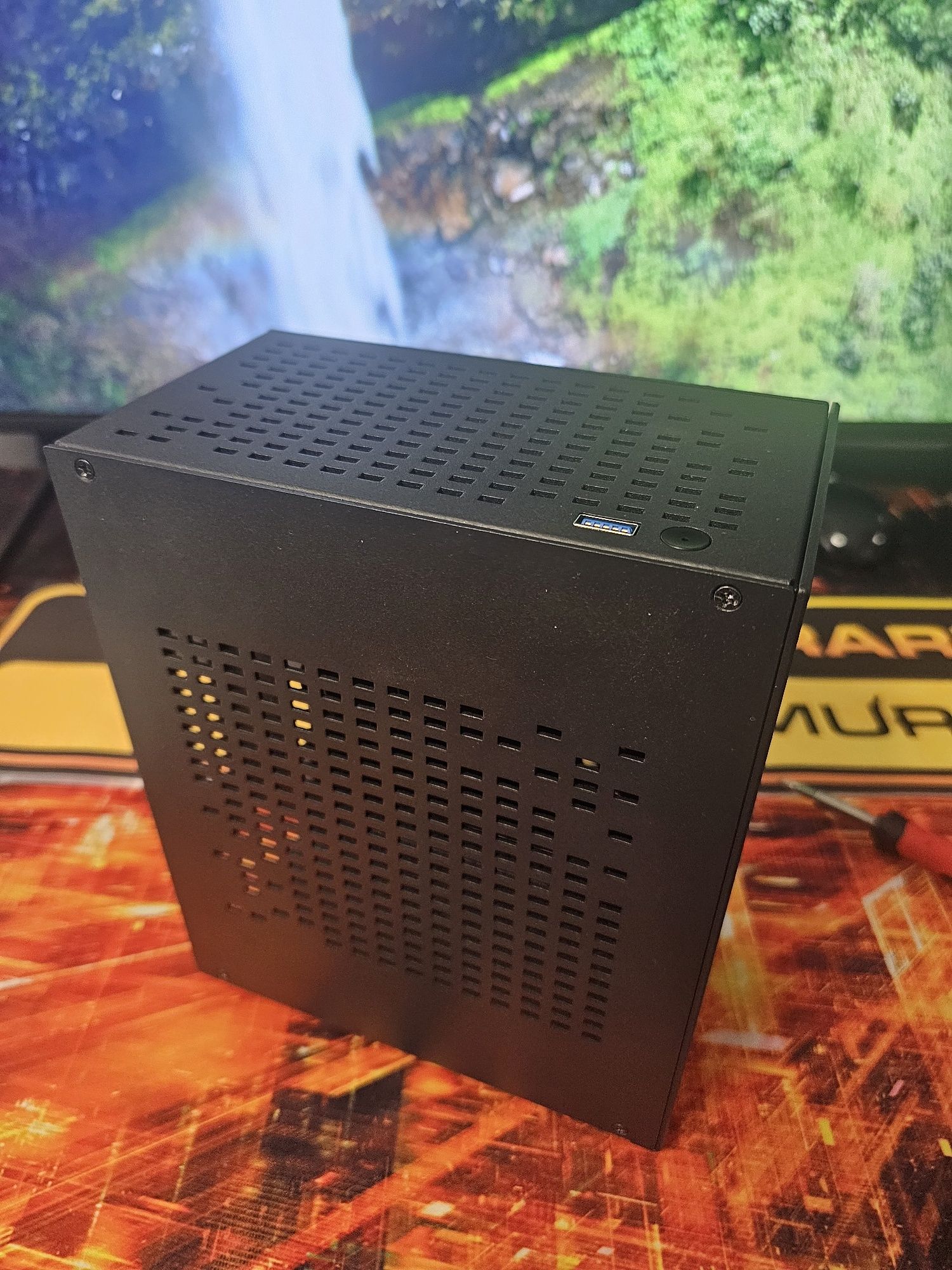 Carcasă Velka3 alike ITX