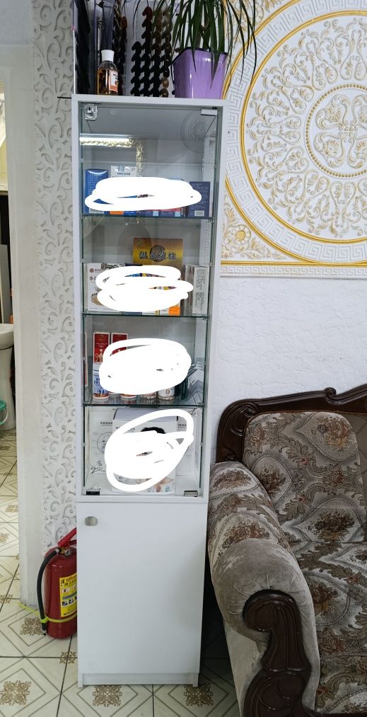 Стеклянный шкаф сотилади