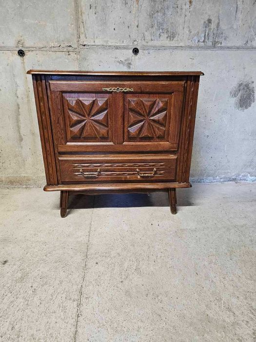 Шкаф/барче с дърворезба