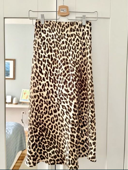 Сатенена пола в актуален десен