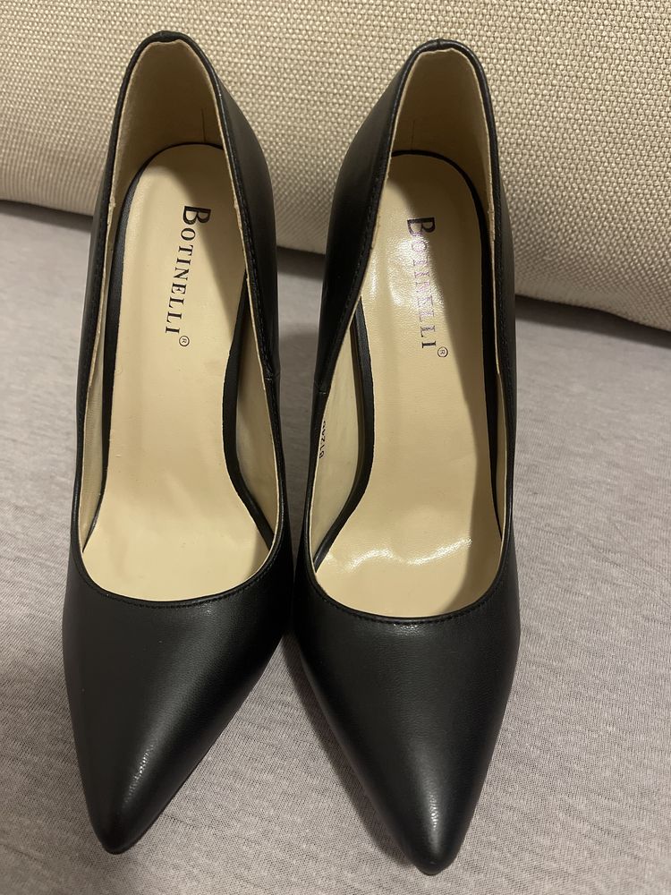 Vand stiletto marimea 37