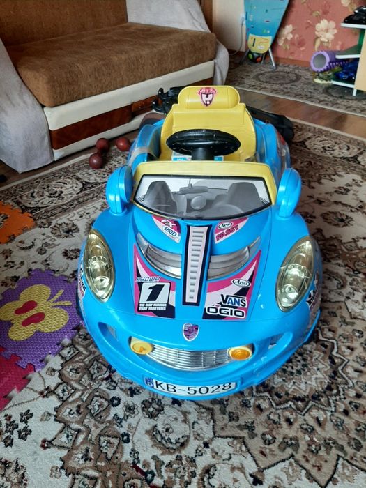 Игрушечная машина