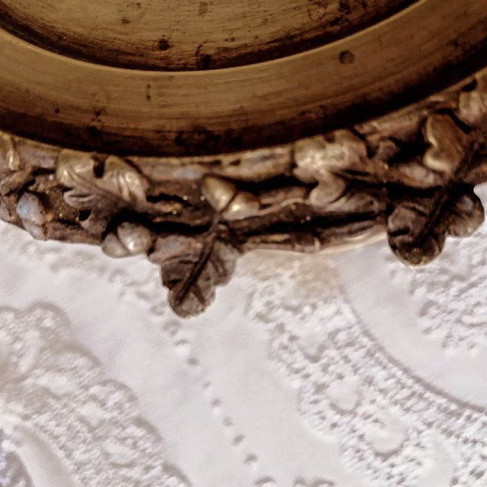 Месинг и млечно стъкло.