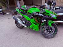 Kawasaki Ninja 400 ABS 2023 – 3.236 km, ca nouă