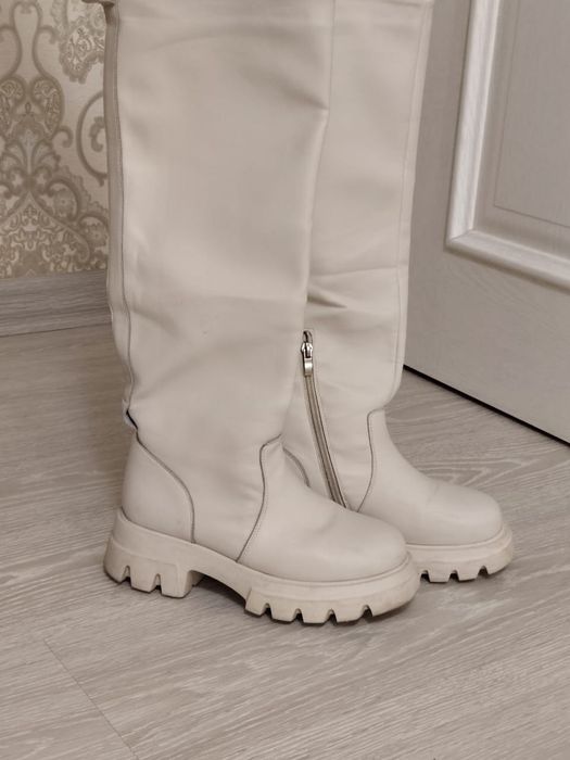 Продам белые сапоги