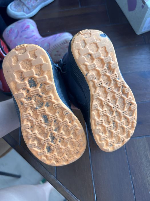 Ghetute adidas imeprmeabile in stare perfecta