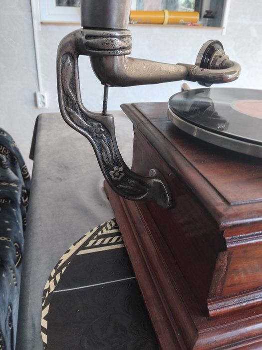 Superb gramofon, patefon original MASTER'S VOICE fabricat în 1924.