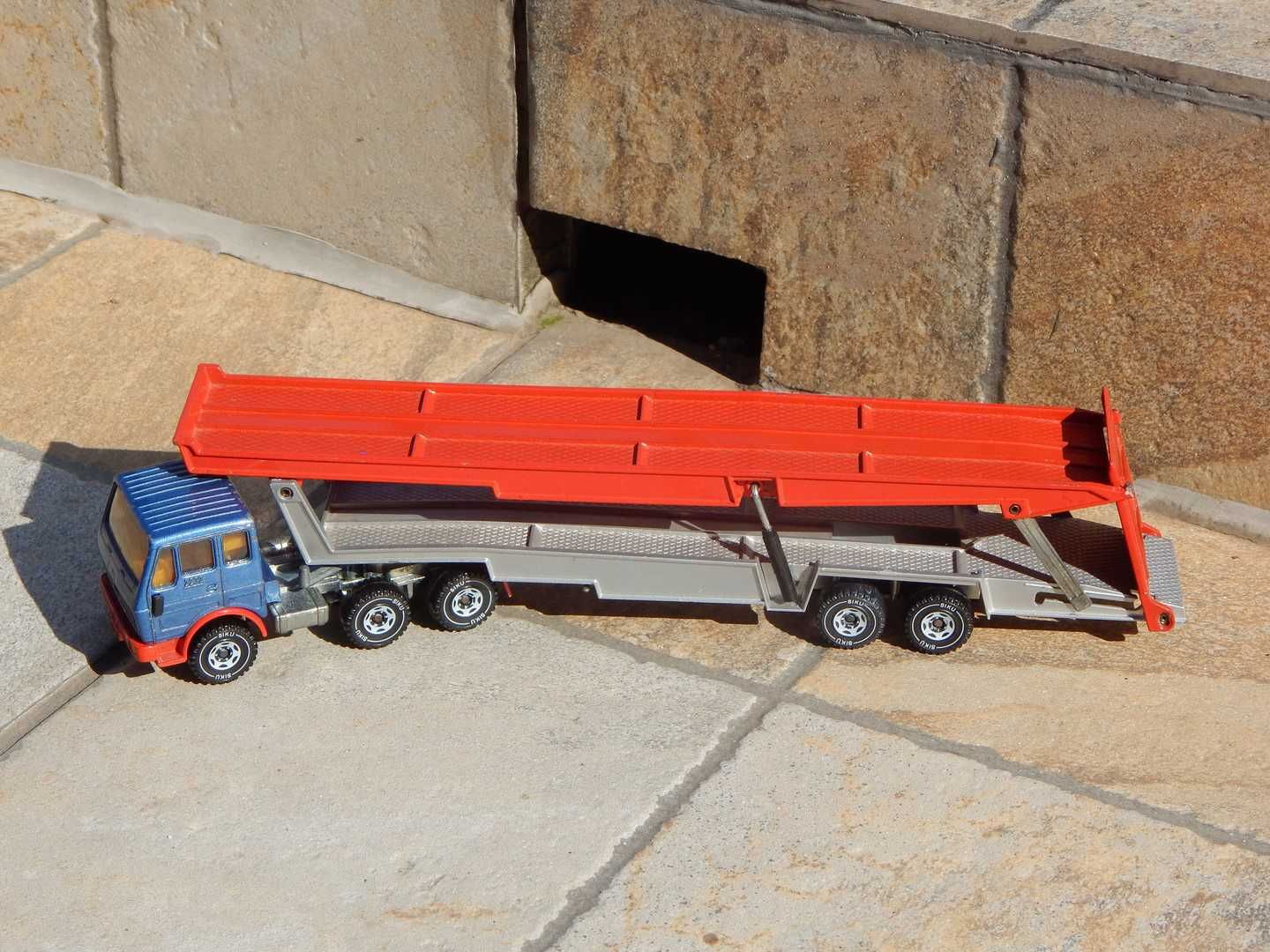 Macheta cap tractor Mercedes 2232 cu trailer auto Siku Germania 1:55