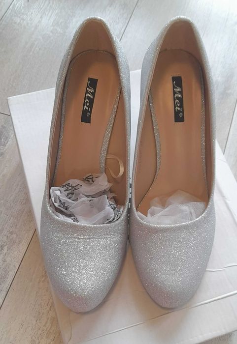Дамски сребристи обувки