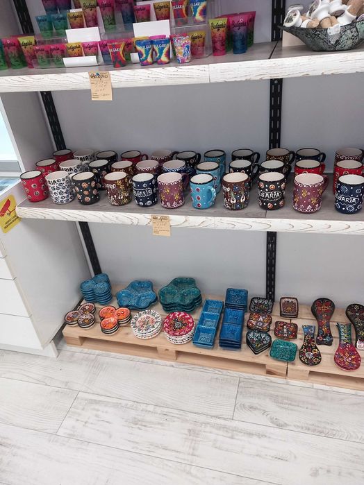 Оборудване за магазин - стелажи, витрина