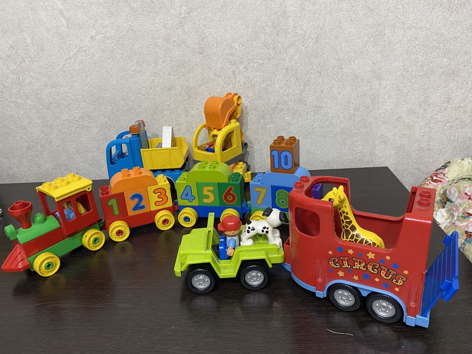 Яркие игрушки-конструкторы от Лего