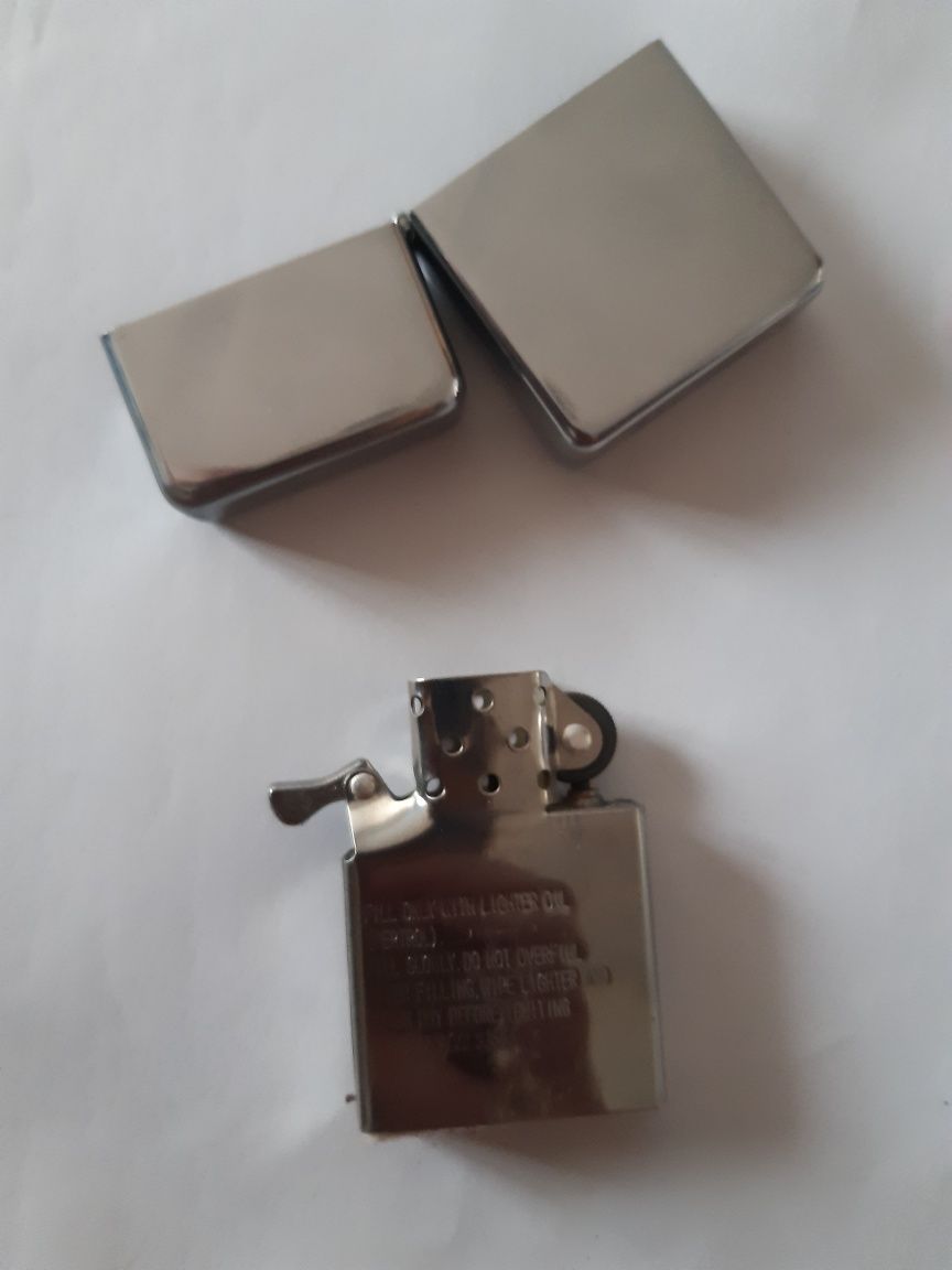 Vând doua brichete zippo.