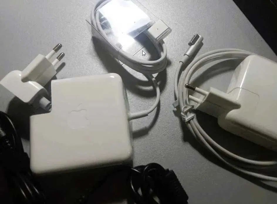 зарядка на Macbook (блок питания)